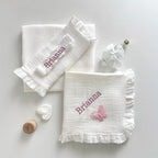 Set Trusou din Muselina Pentru Botez Personalizat + Cutie Pentru Trusou Personalizată si Lumânare TB035