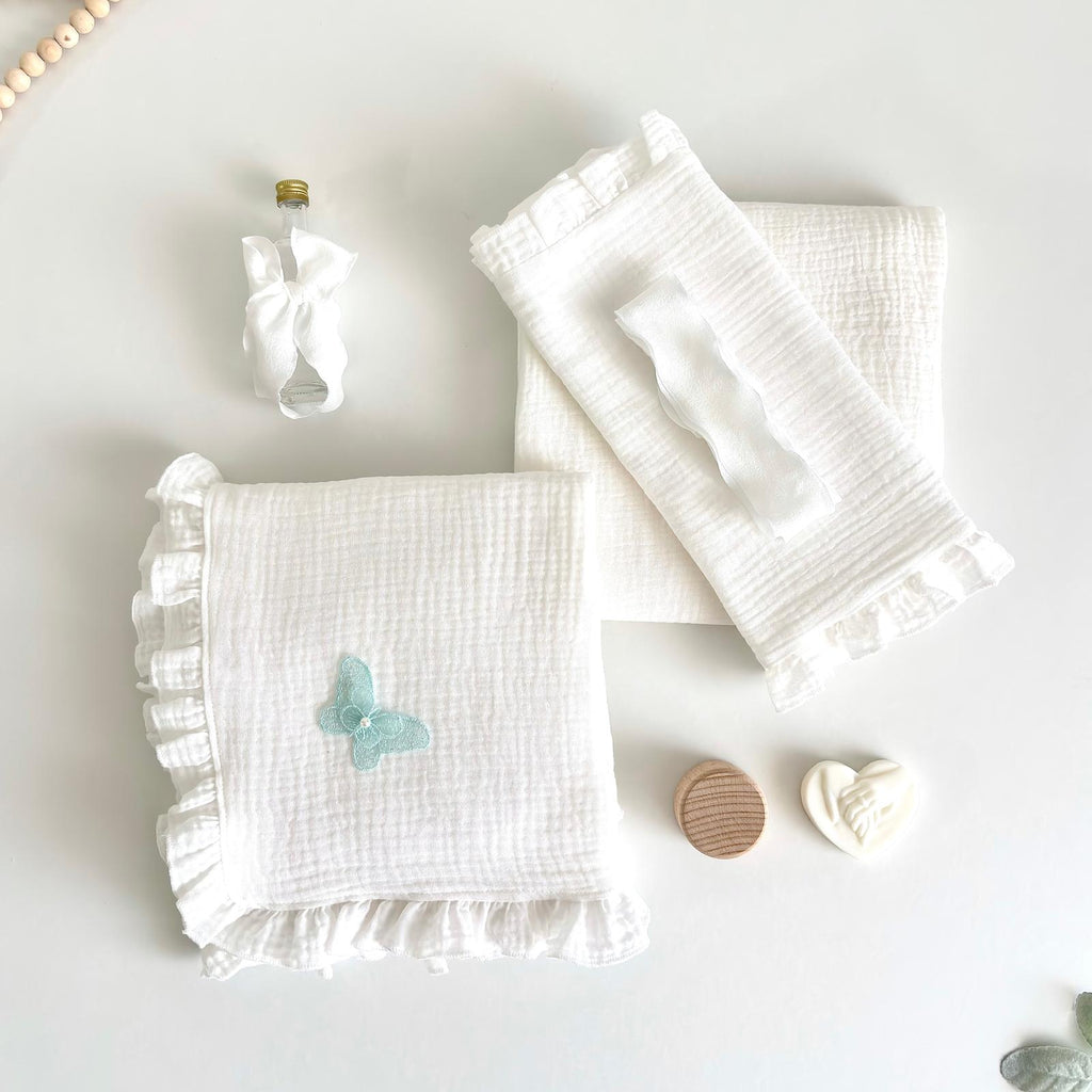 Trusou din Muselina Pentru Botez + Cutie Pentru Trusou Catifea Bleu cu fluturi