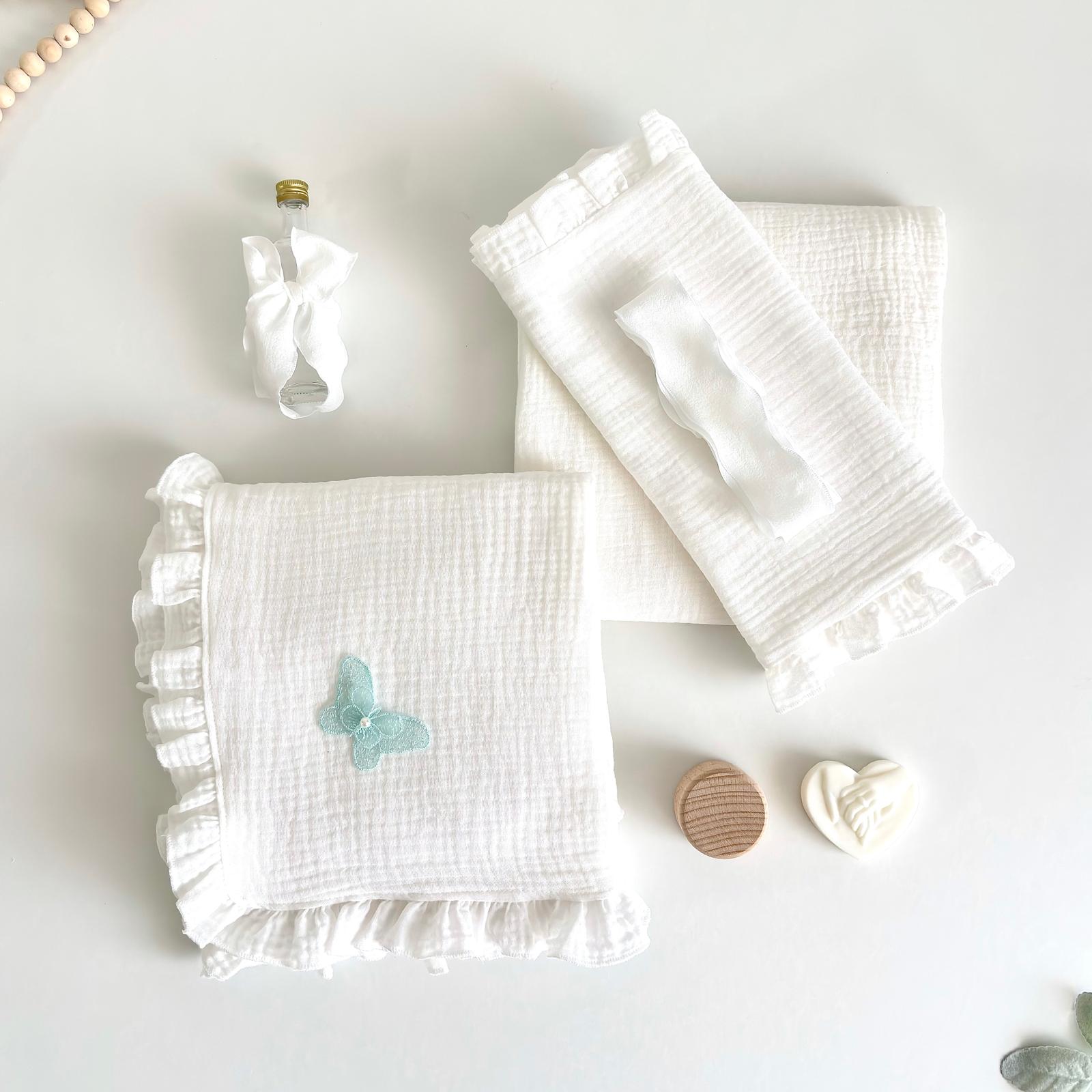 Trusou din Muselina Pentru Botez + Cutie Pentru Trusou Catifea Bleu cu fluturi