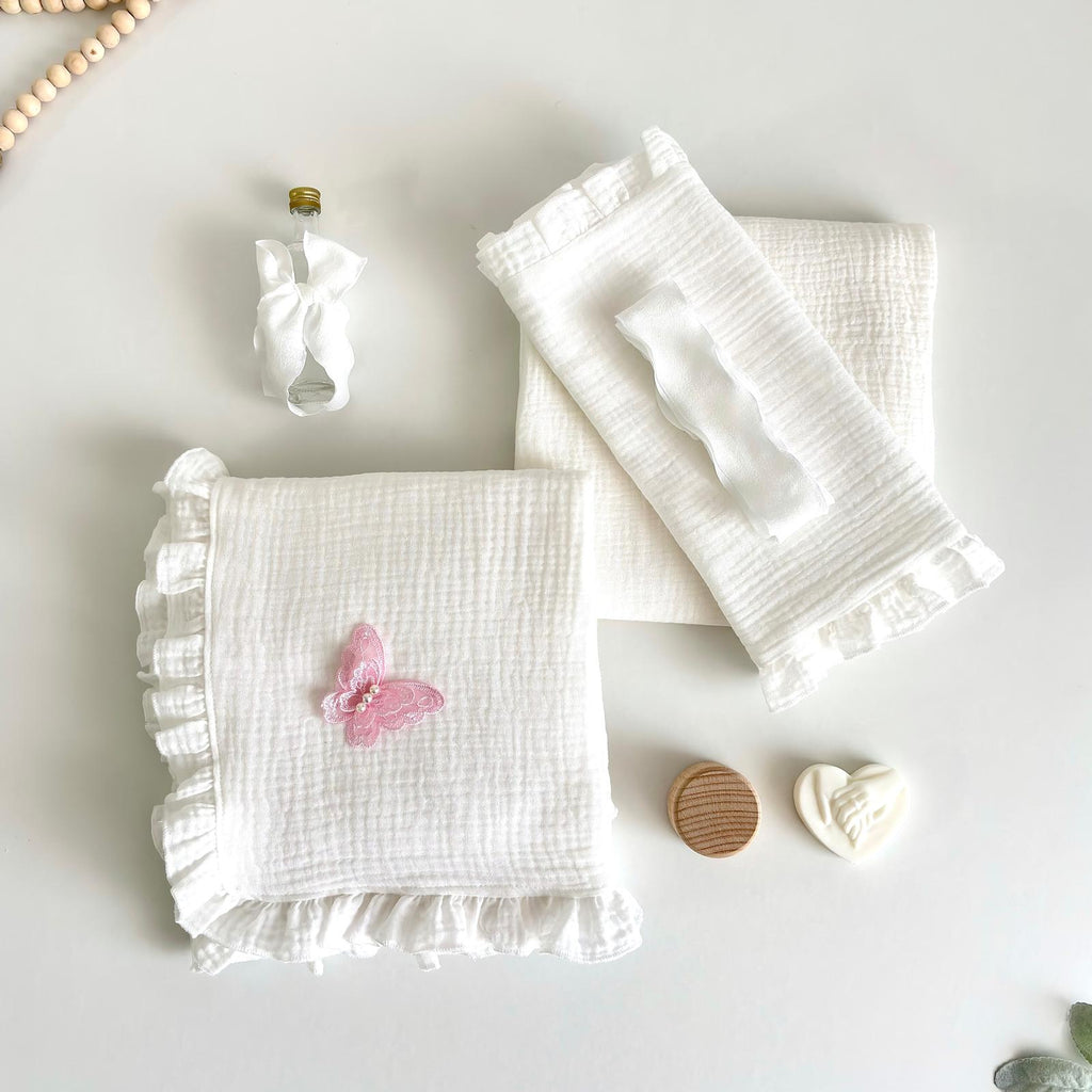 Trusou din Muselina Pentru Botez + Cutie Pentru Trusou Catifea Roz cu fluturi