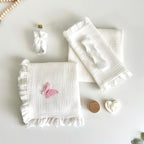 Trusou din Muselina Pentru Botez + Cutie Pentru Trusou Catifea Roz cu fluturi