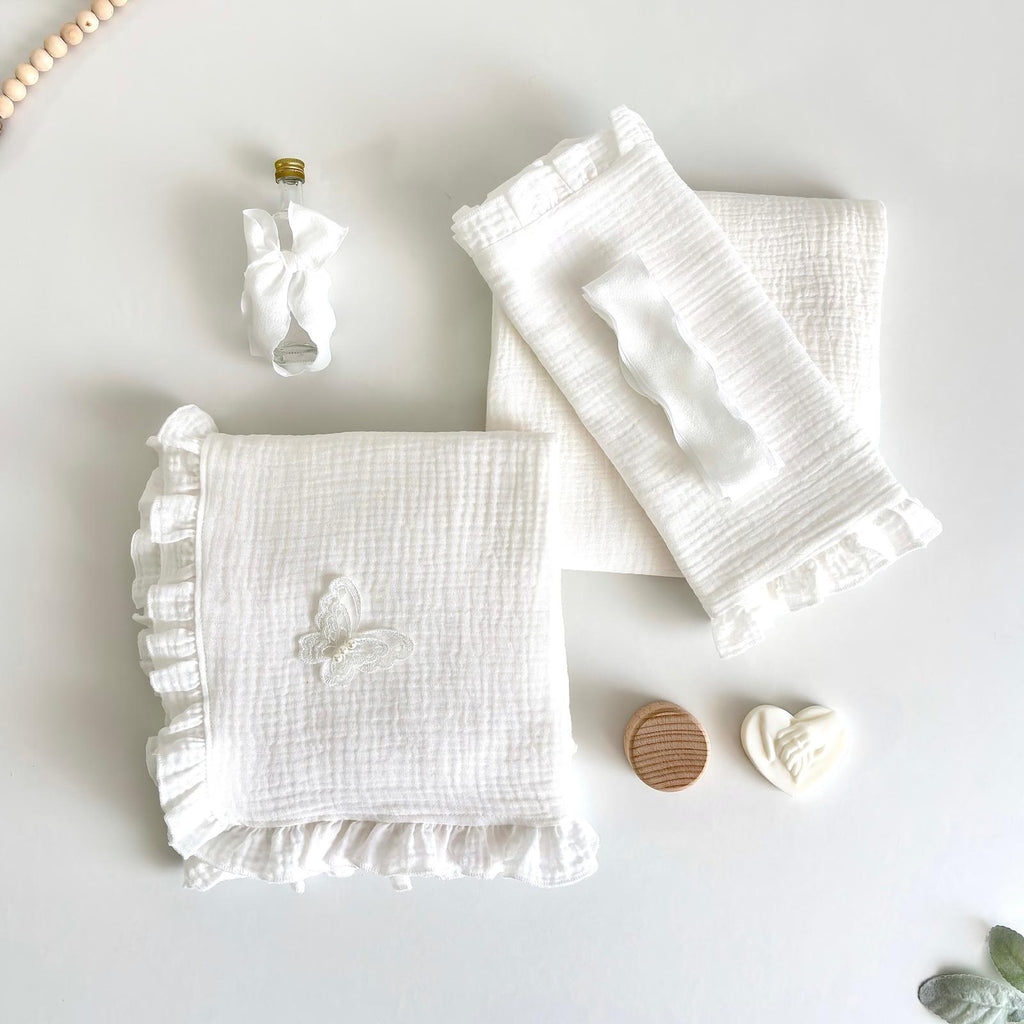 Trusou din Muselina Pentru Botez + Cutie Pentru Trusou Catifea Albastră cu fluturi