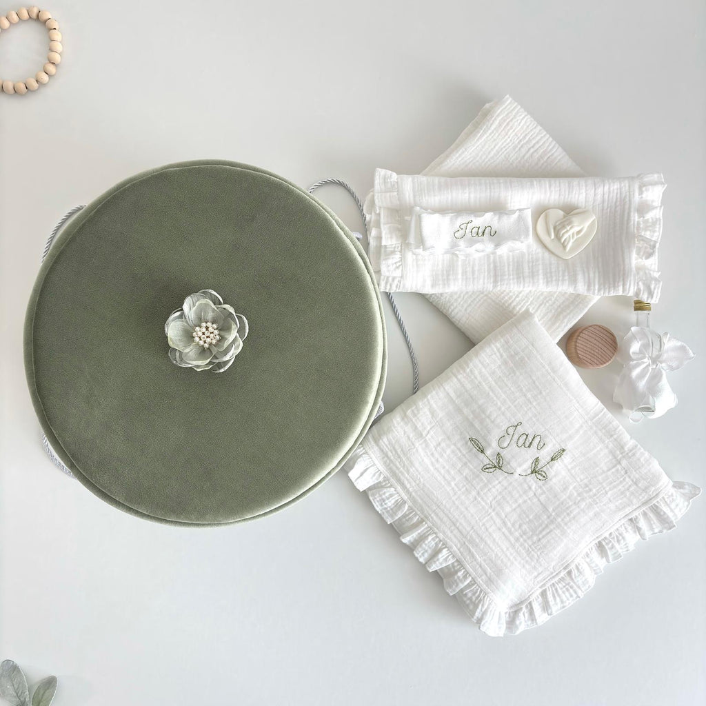 Trusou din Muselina Pentru Botez Personalizat + Cutie Pentru Trusou cu floare TB020