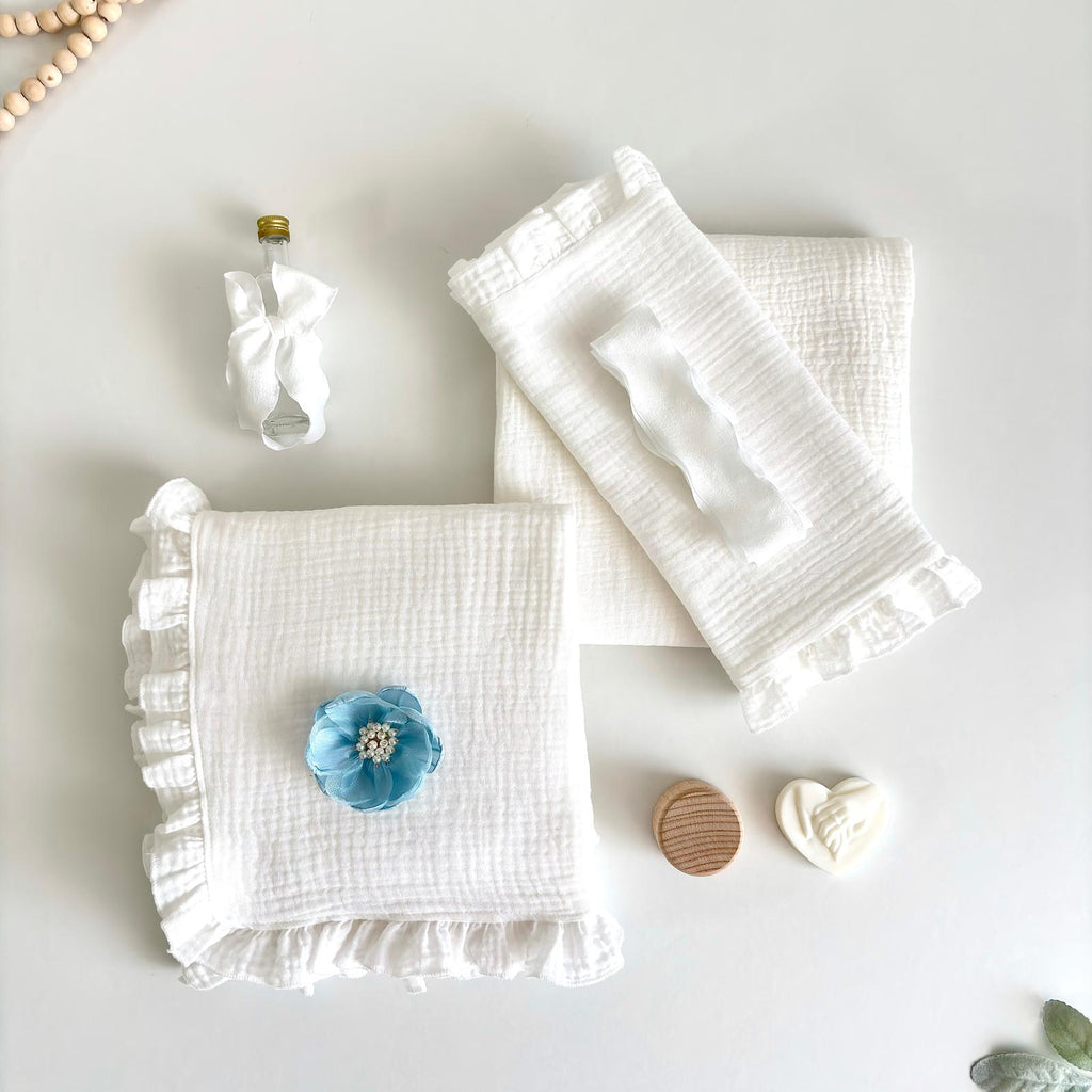 Trusou din Muselina Pentru Botez + Cutie Pentru Trusou cu Catifea Bleu