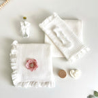 Trusou din Muselina Pentru Botez + Cutie Pentru Trusou cu Catifea Verde Olive cu floare roz