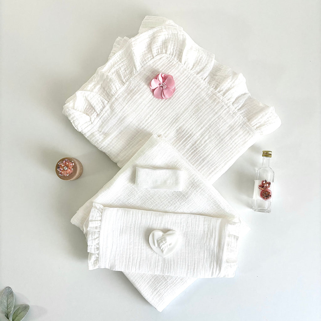 Set -Trusou din muselina pentru Botez + Cutie pentru trusou + Lumânare pentru Botez -Model 1022