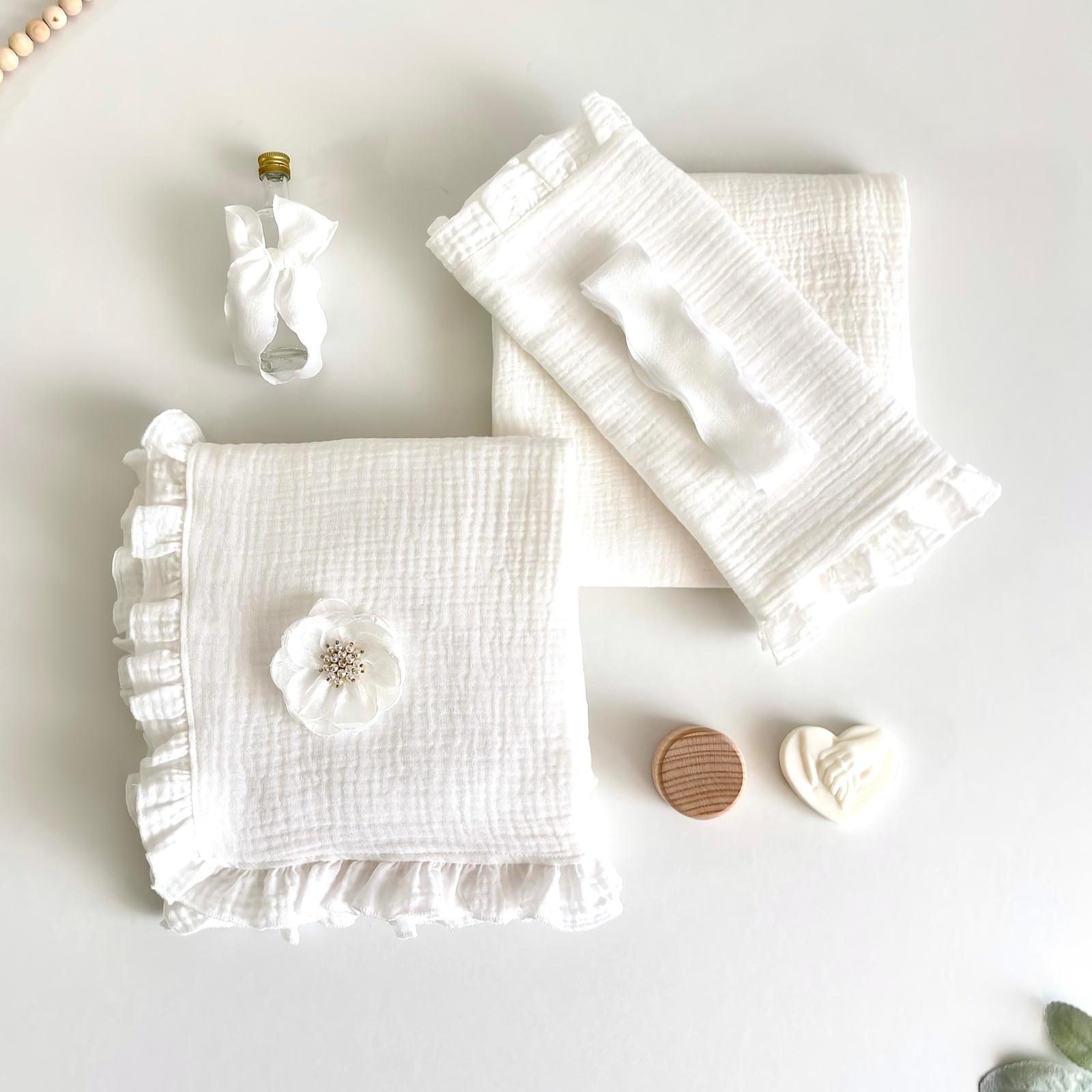 Trusou din muselina pentru Botez cu floare albă