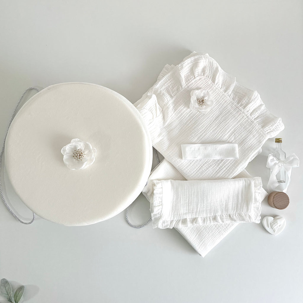 Trusou din muselina pentru Botez + Cutie pentru trusou -Model 1028
