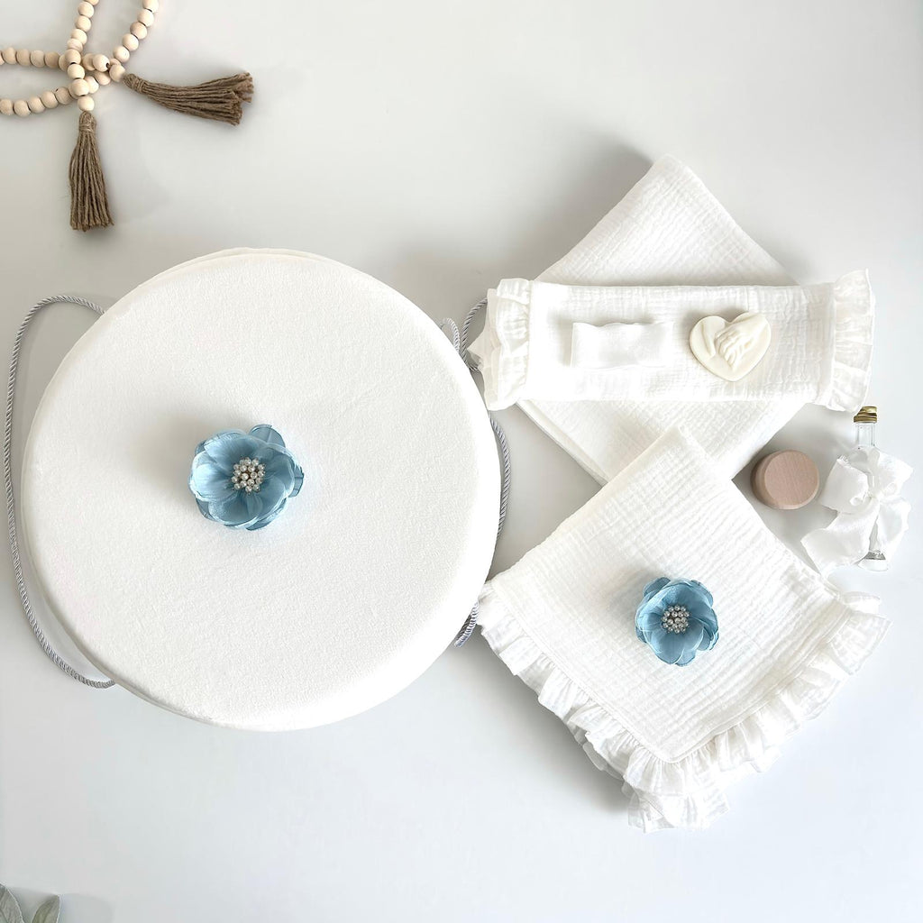 Trusou din Muselina Pentru Botez + Cutie Pentru Trusou cu floare Albastra