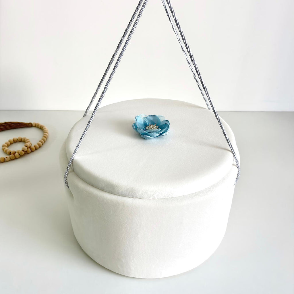 Trusou din Muselina Pentru Botez + Cutie Pentru Trusou cu floare Albastra