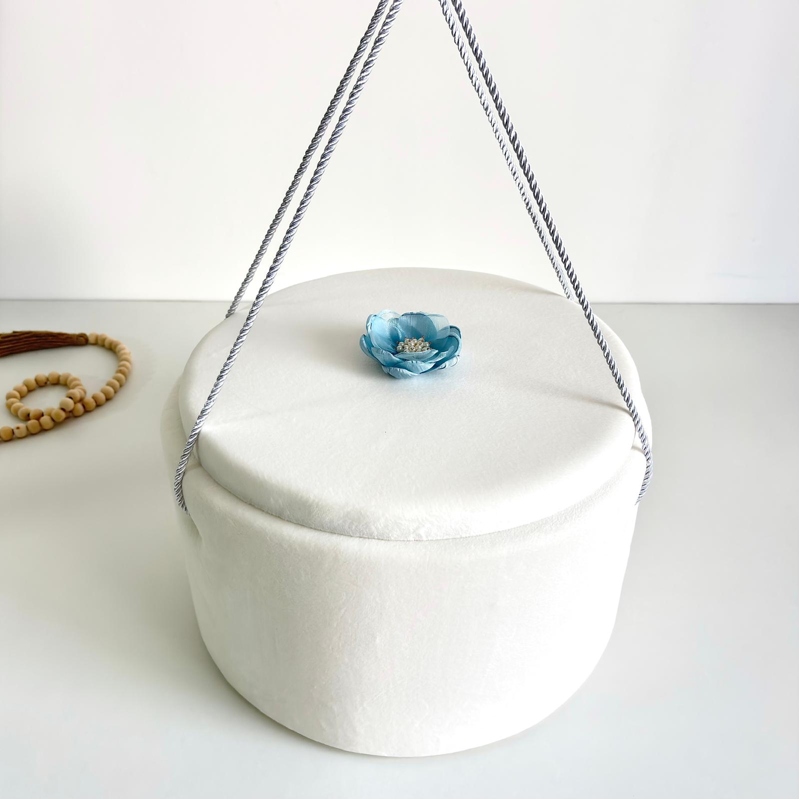 Cufăr pentru Trusoul de Botez Buretat cu Catifea Ivory cu floare Albastră