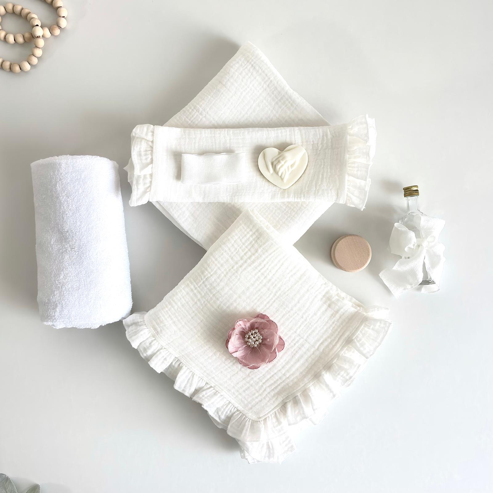 Trusou din Muselina Pentru Botez + Cutie Pentru Trusou cu floare  Roz