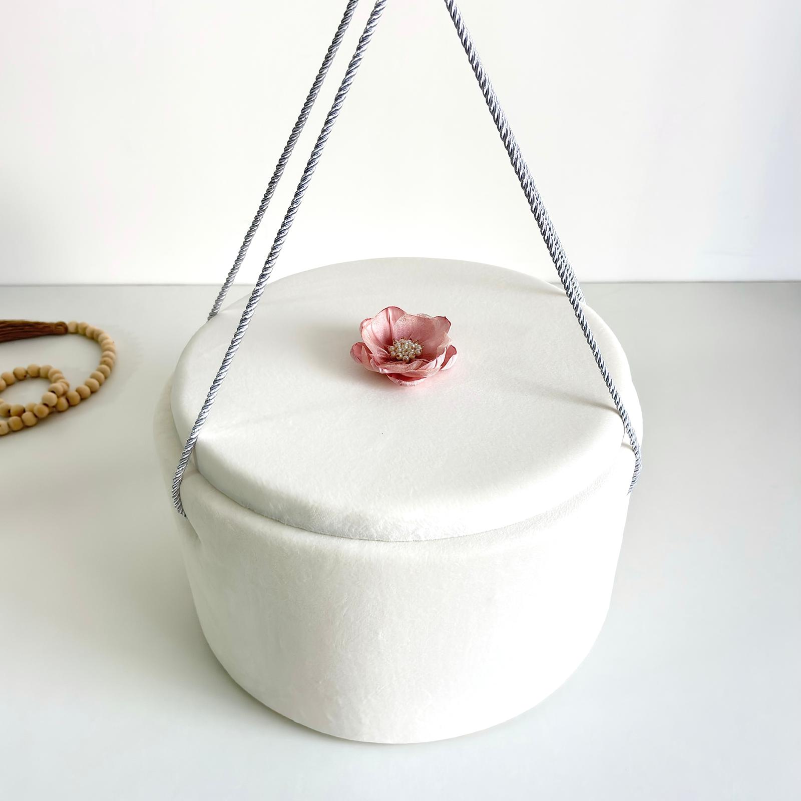 Trusou din Muselina Pentru Botez + Cutie Pentru Trusou cu floare  Roz