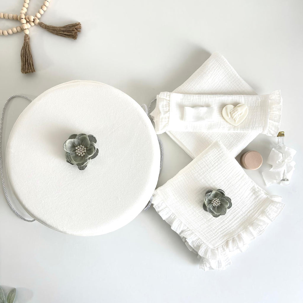 Trusou din Muselina Pentru Botez + Cutie Pentru Trusou cu floare  Verde