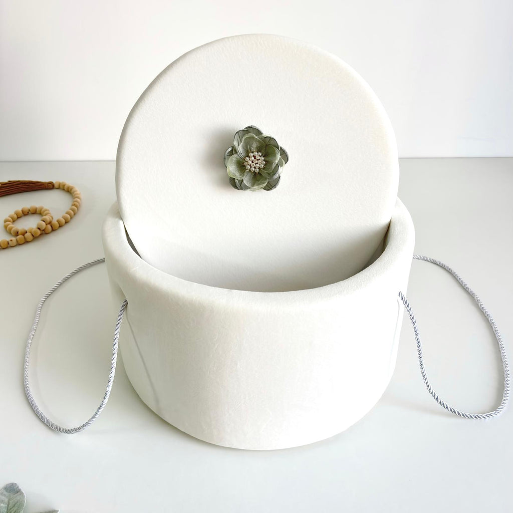 Cufăr pentru Trusoul de Botez Buretat cu Catifea Ivory cu floare Verde